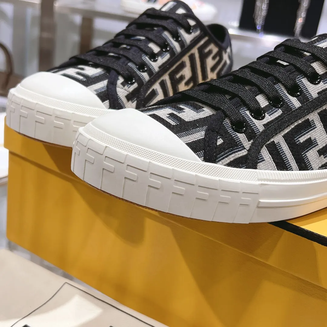 Couple style 💰460❤️Fendi Fendi's latest couple canvas shoes ❑ Fabric: Original customized imported jacquard canvas material ❑ Inner lining: Imported canvas material ❑ Sole: Original molded non-slip TPU outsole ❑ Bottom thickness: 2.5cm ❑ Size: Women's 35-40/Men's 39-45